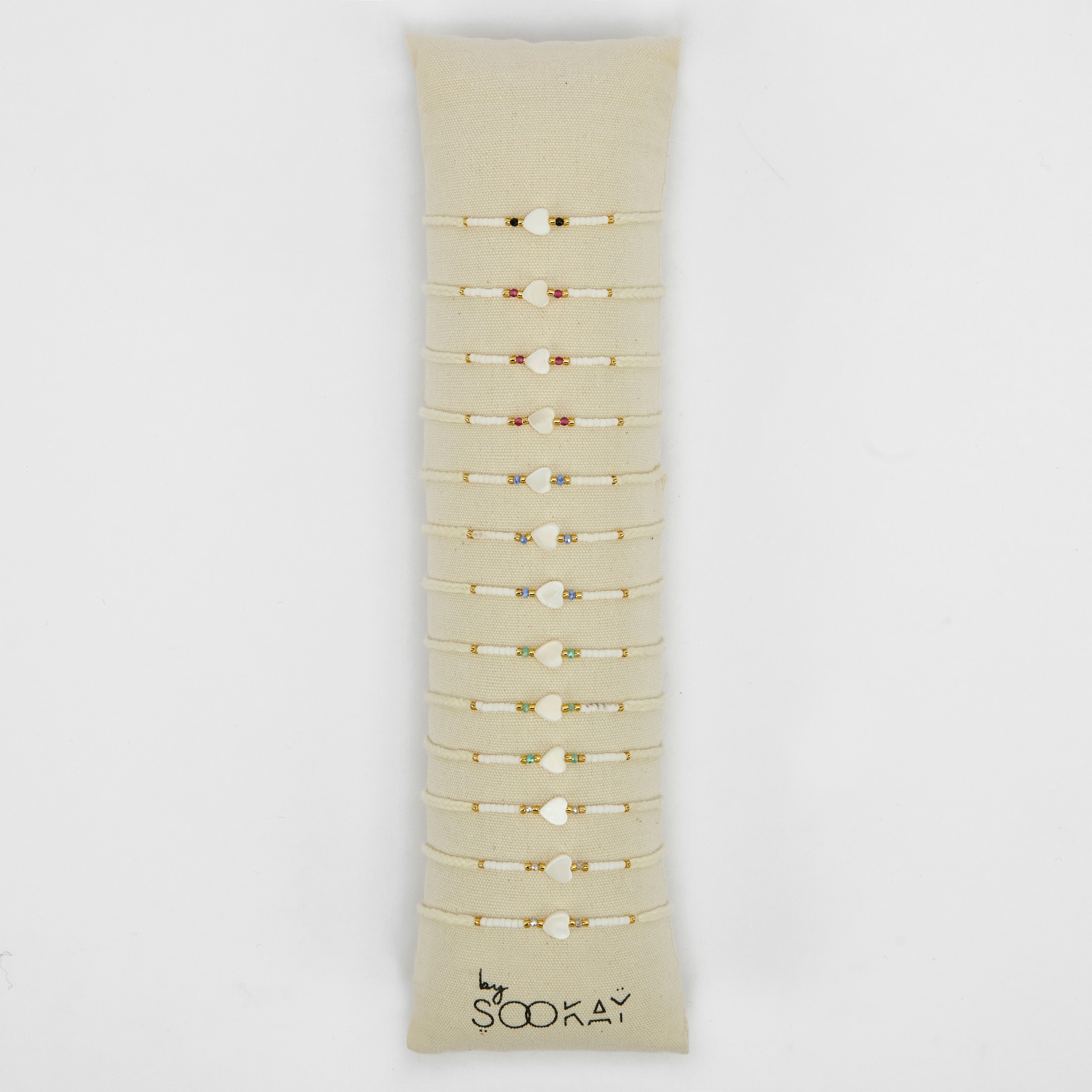 Bracciali in filo di cotone intrecciato con veri cuori di madreperla, perle di cristallo sfaccettate, perle giapponesi