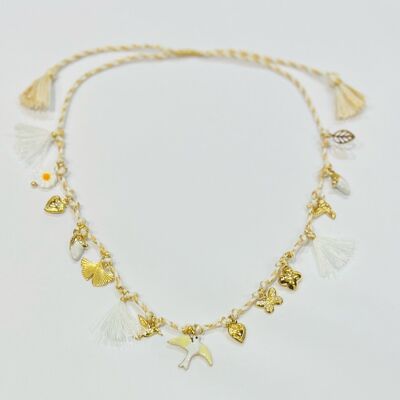 Collar de cordón de acero con borlas trenzadas y dijes de hojas y corazones.