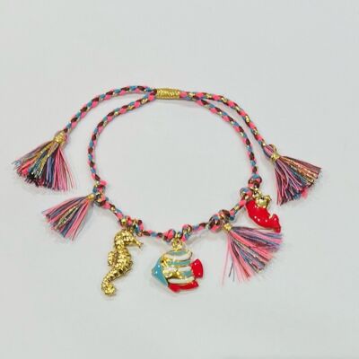 Pulsera de acero con pompones, charms de pez, estrella y caballito de mar.