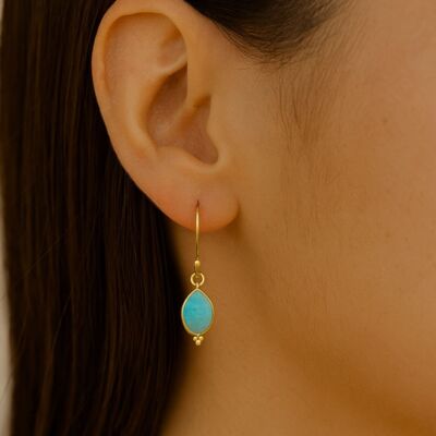 Pendientes colgantes de acero inoxidable bañados en oro y piedras naturales.
