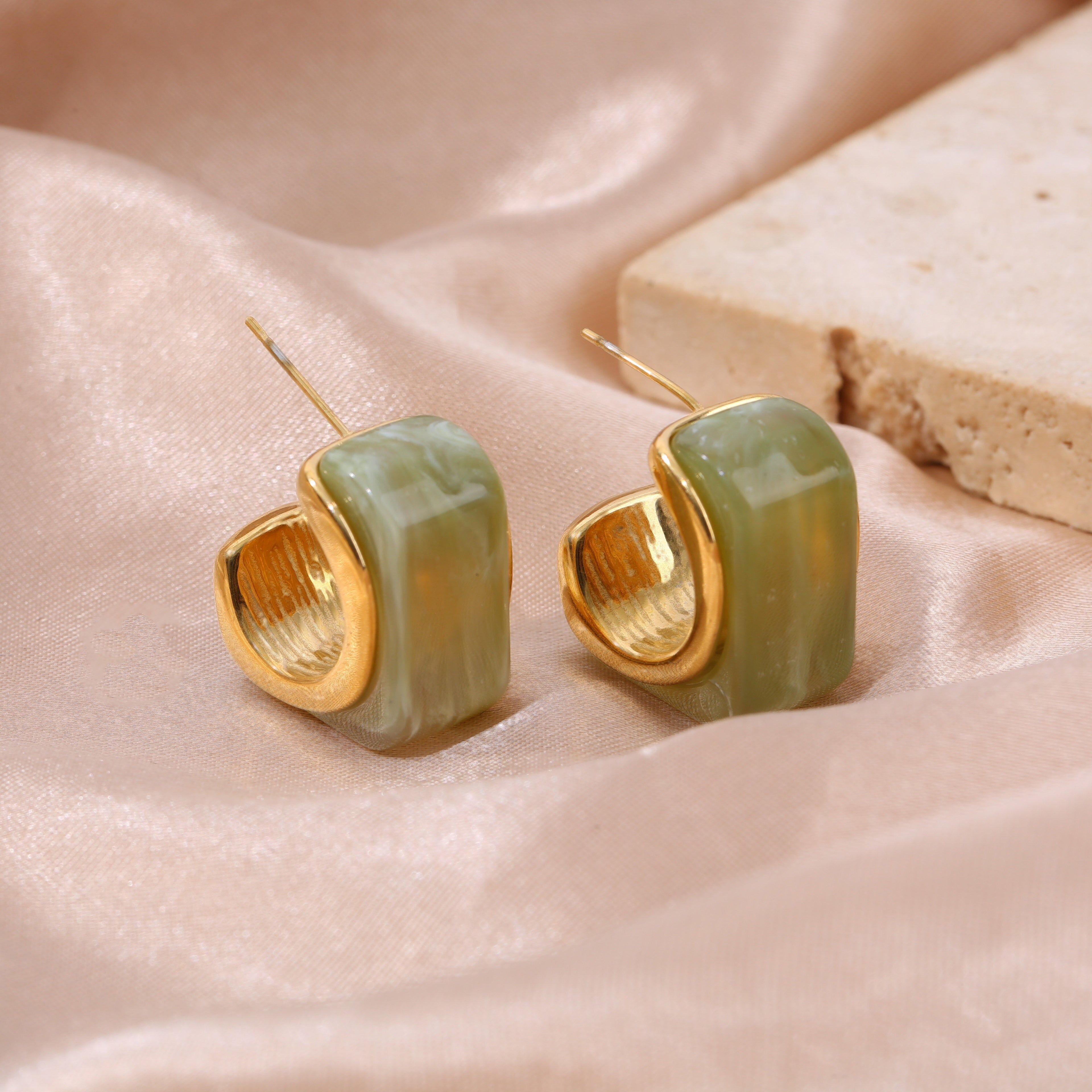 Orecchini a cerchio in resina verde