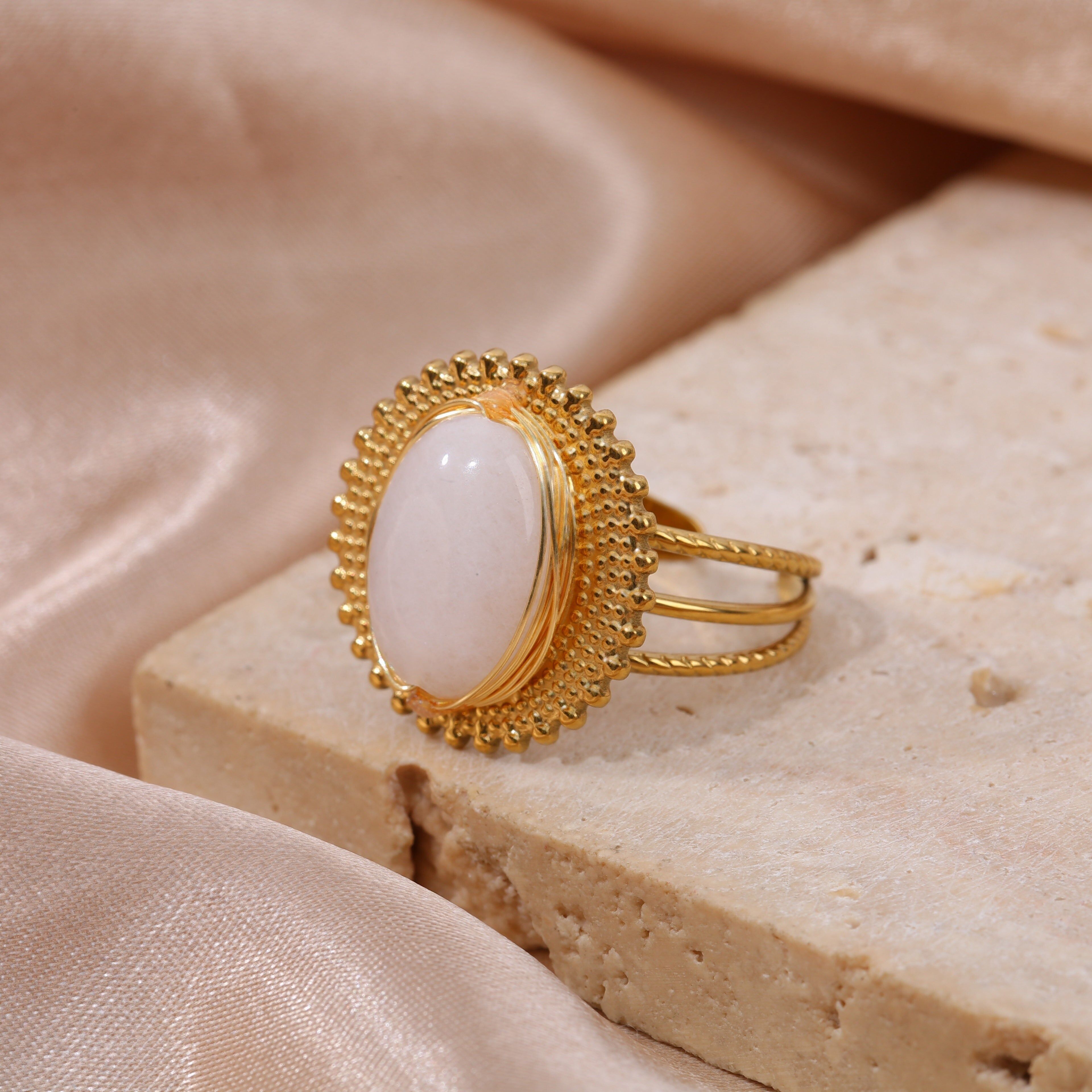 Anello in oro con pietra bianca