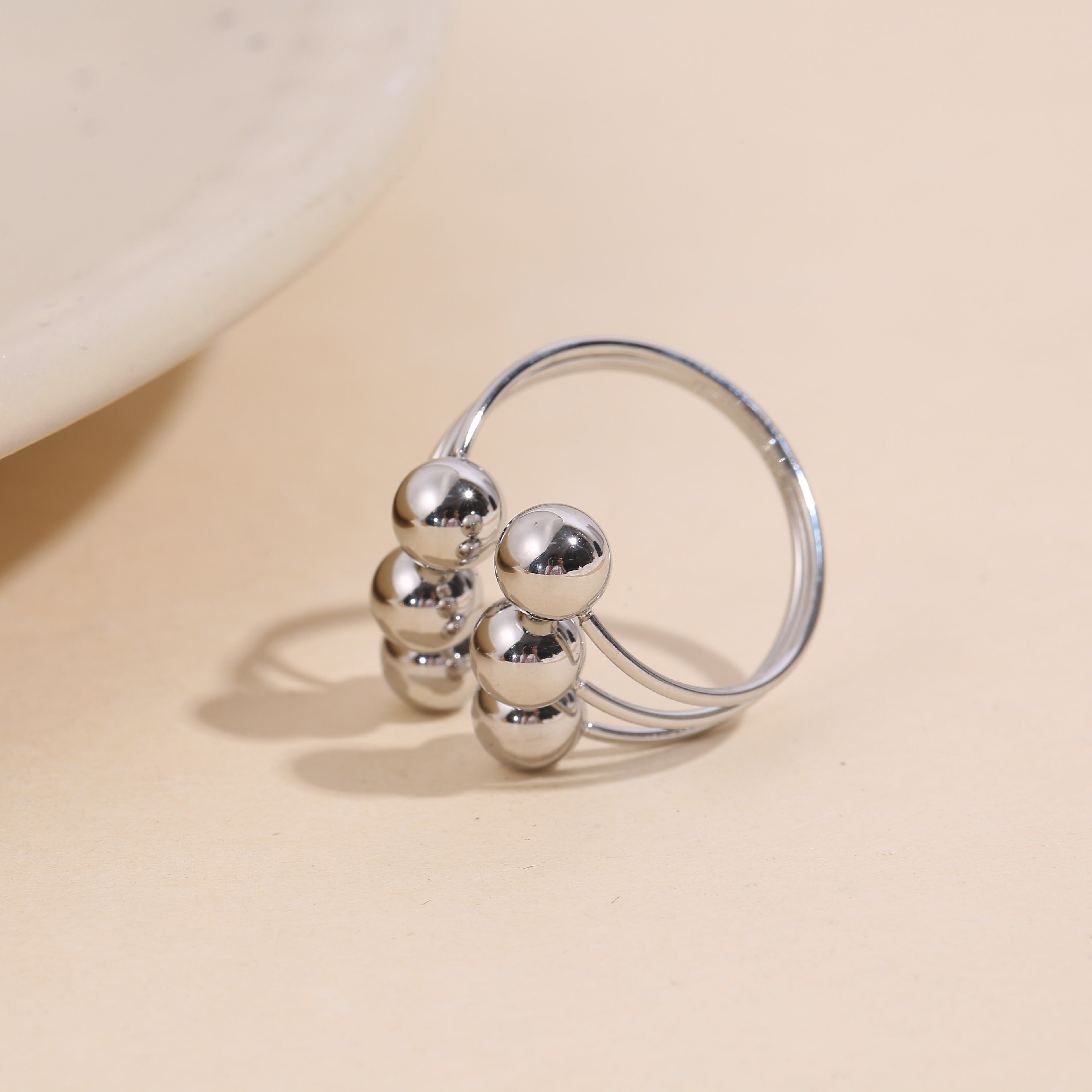 Anello regolabile in argento con palline sulla parte anteriore