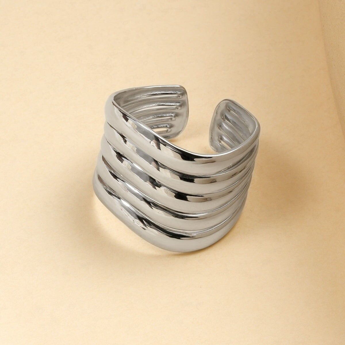 Anello largo regolabile in argento con effetto onda a coste