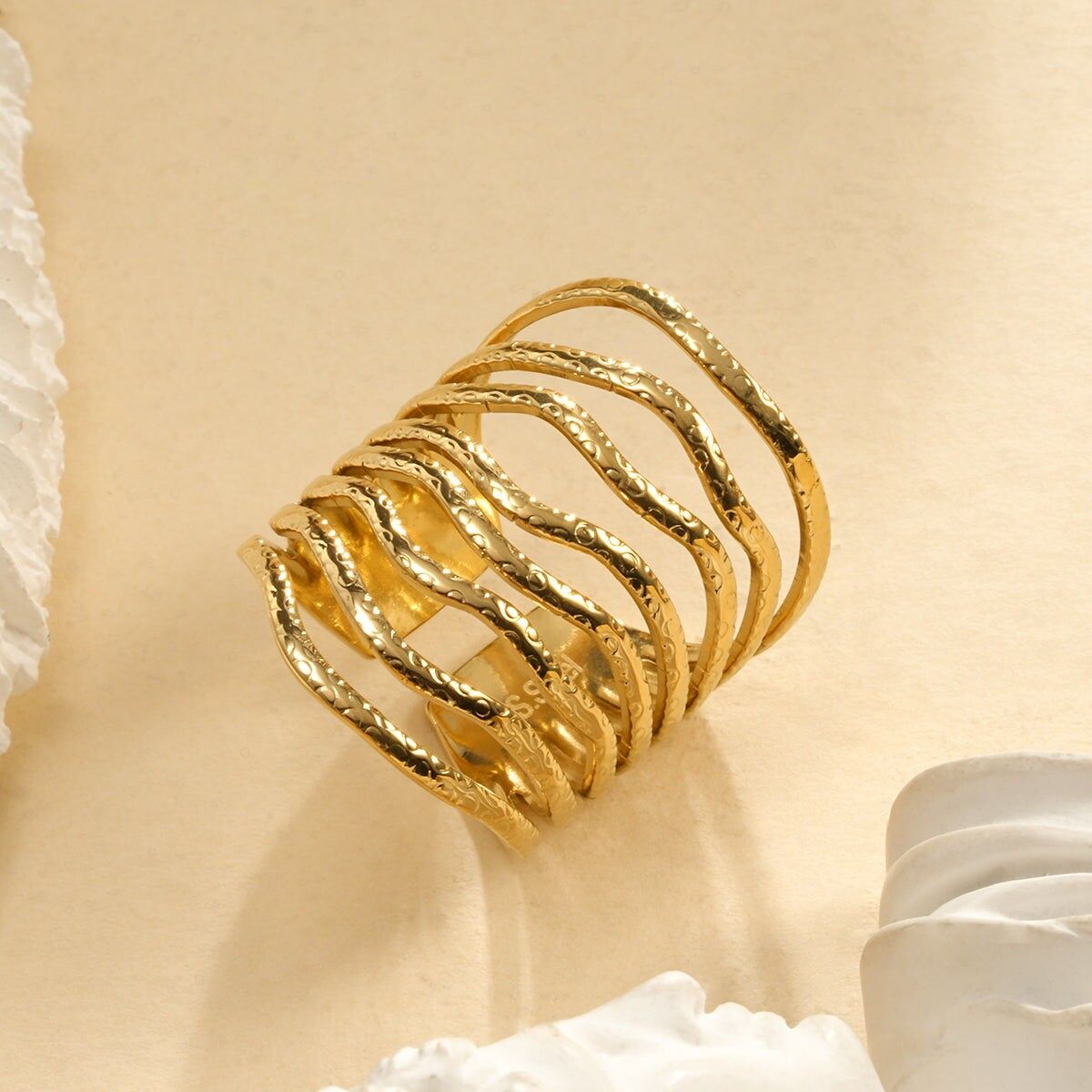 Anello regolabile in oro con design ondulato e strutturato multi-linea