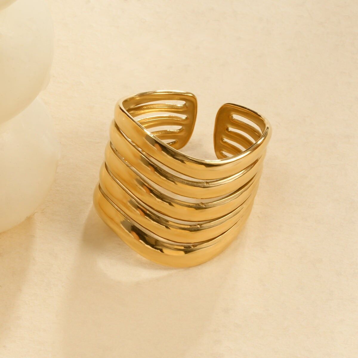 Anello largo regolabile in oro con effetto onda