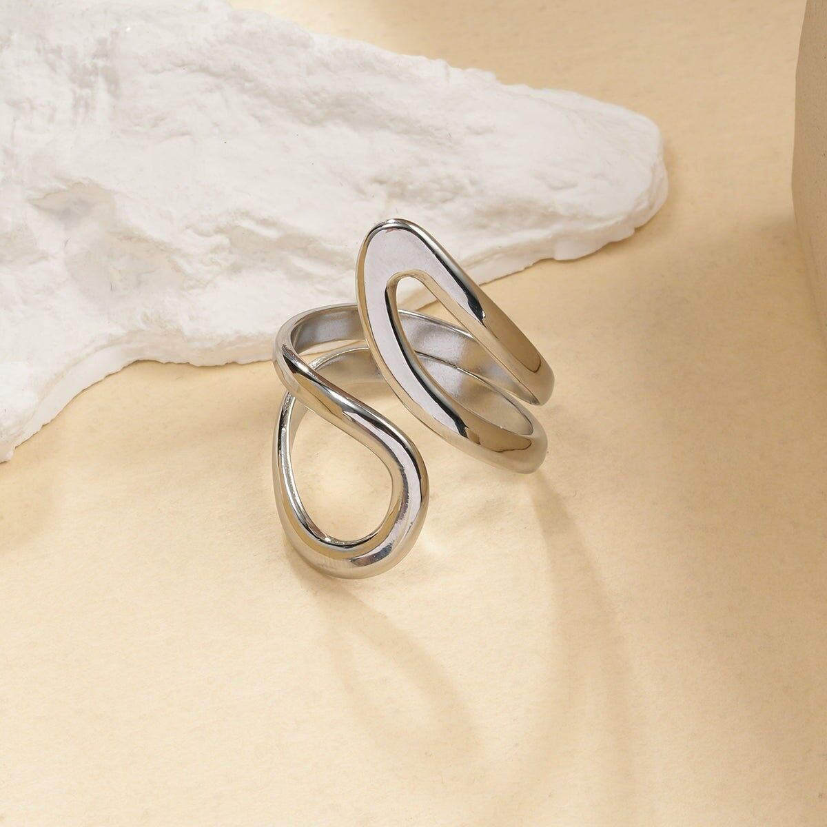 Anello aperto in argento con curve astratte