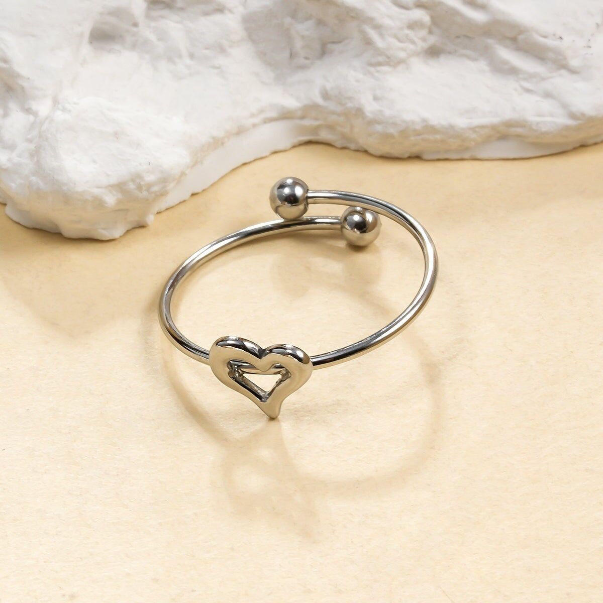 Anello sottile regolabile in argento con cuore aperto