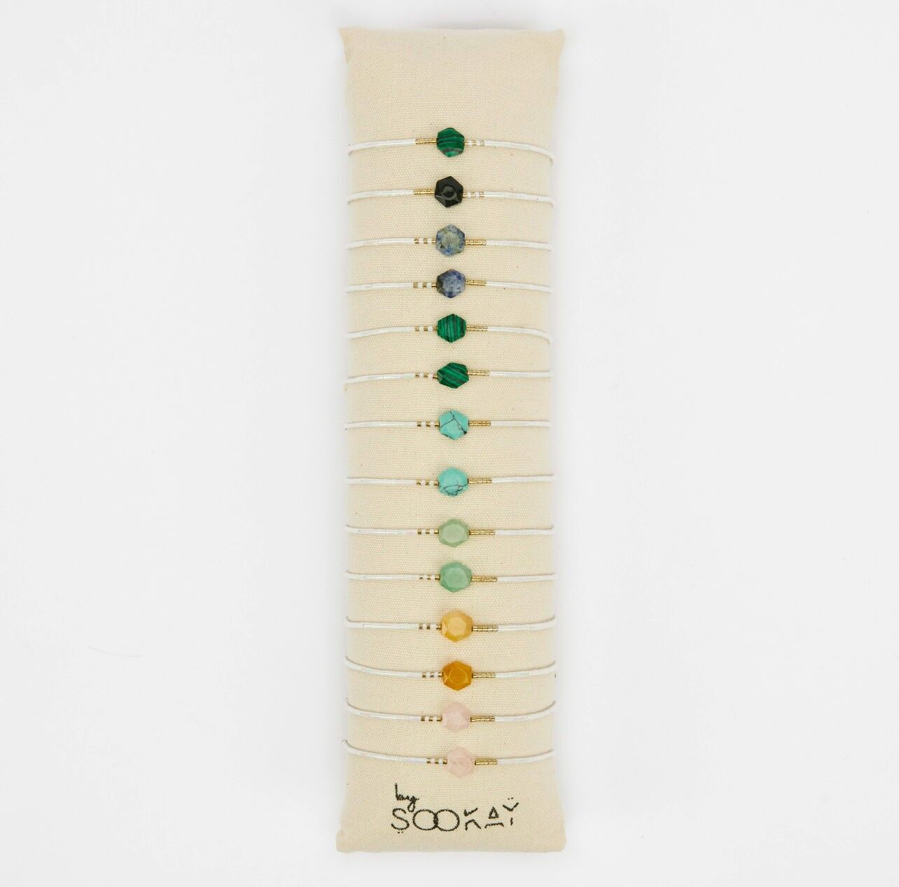 Bracciale con pietra esagonale sfaccettata e perline giapponesi bianche luminose