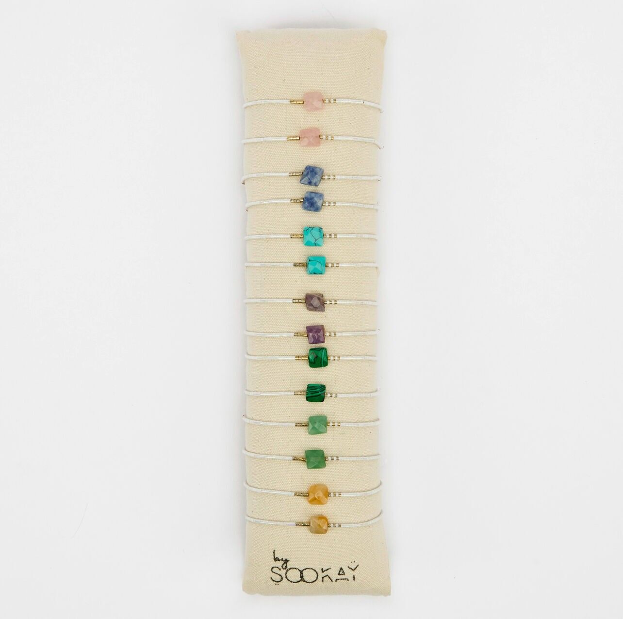 Bracciale con pietra quadrata sfaccettata e perline giapponesi bianche luminose