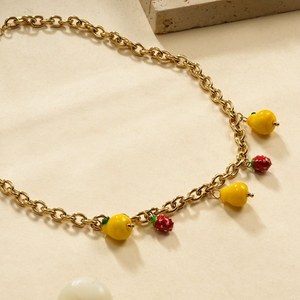 Collana con catena in oro con 2 fragole e 3 limoni