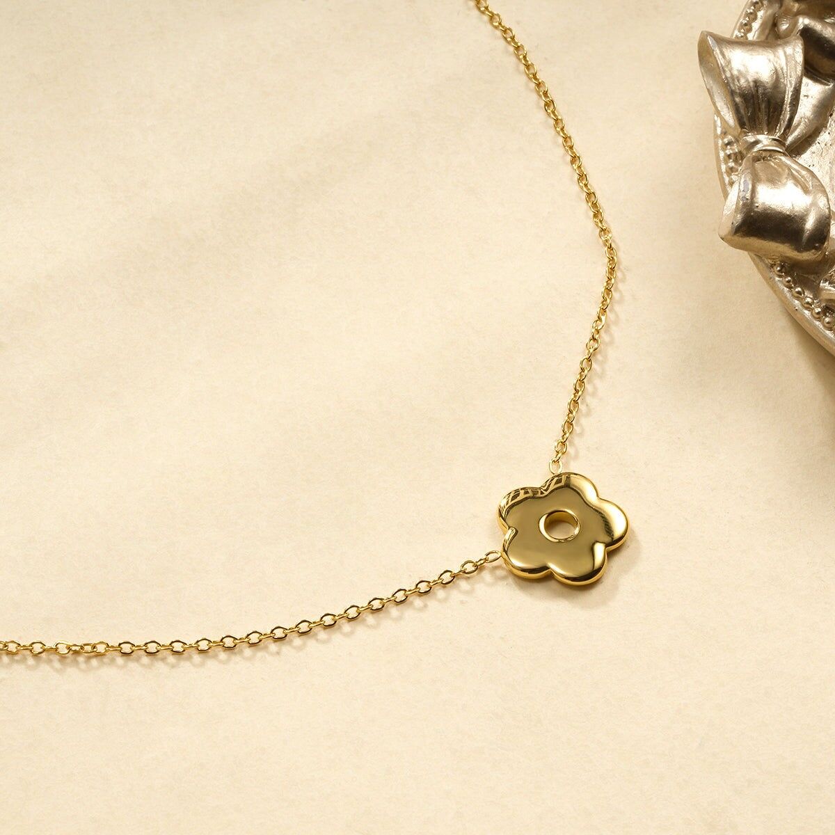 Collana con catena in oro pregiato e fiore a 5 petali