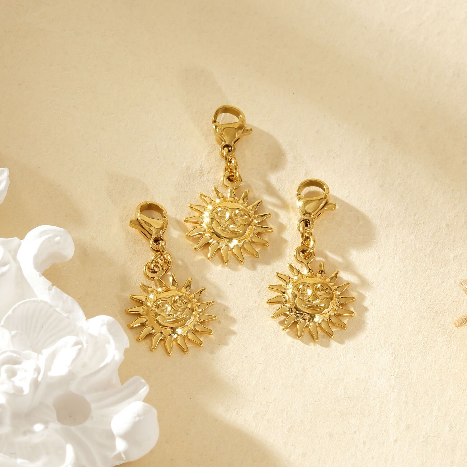 Set di 3 ciondoli dorati a forma di sole