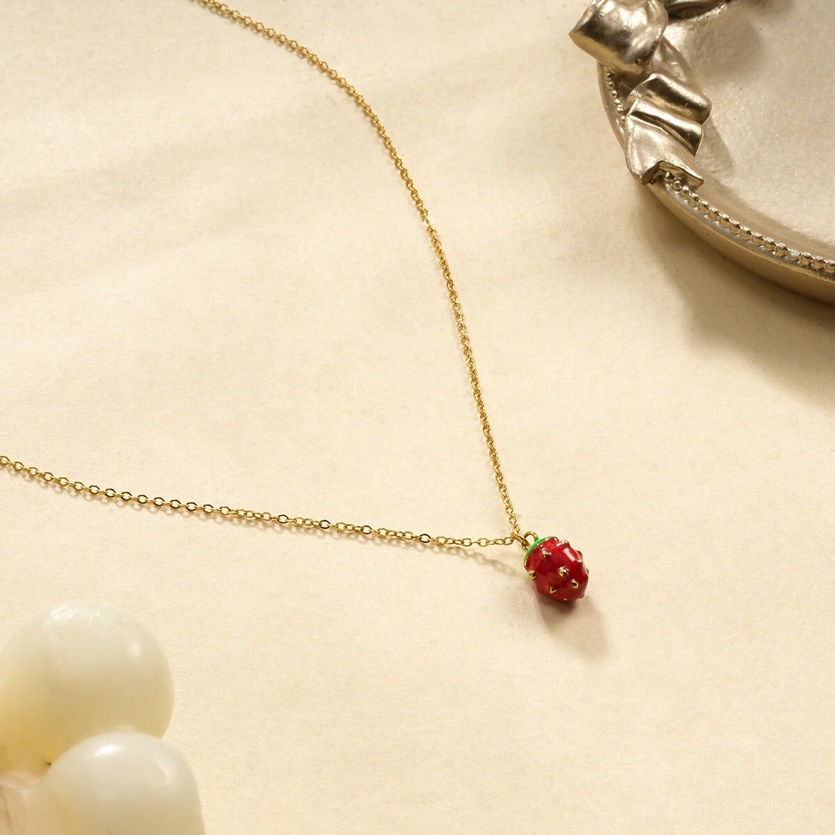 Collana con catena in oro pregiato e ciondolo a forma di mini fragola