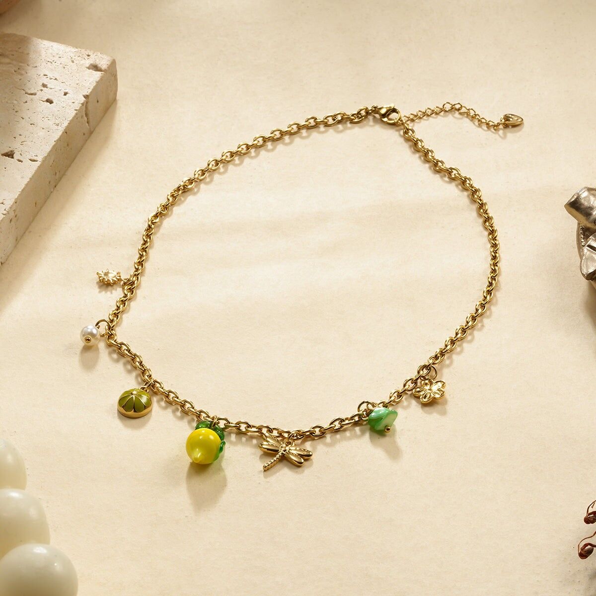 Collana a catena in oro con 7 ciondoli a forma di limone giallo