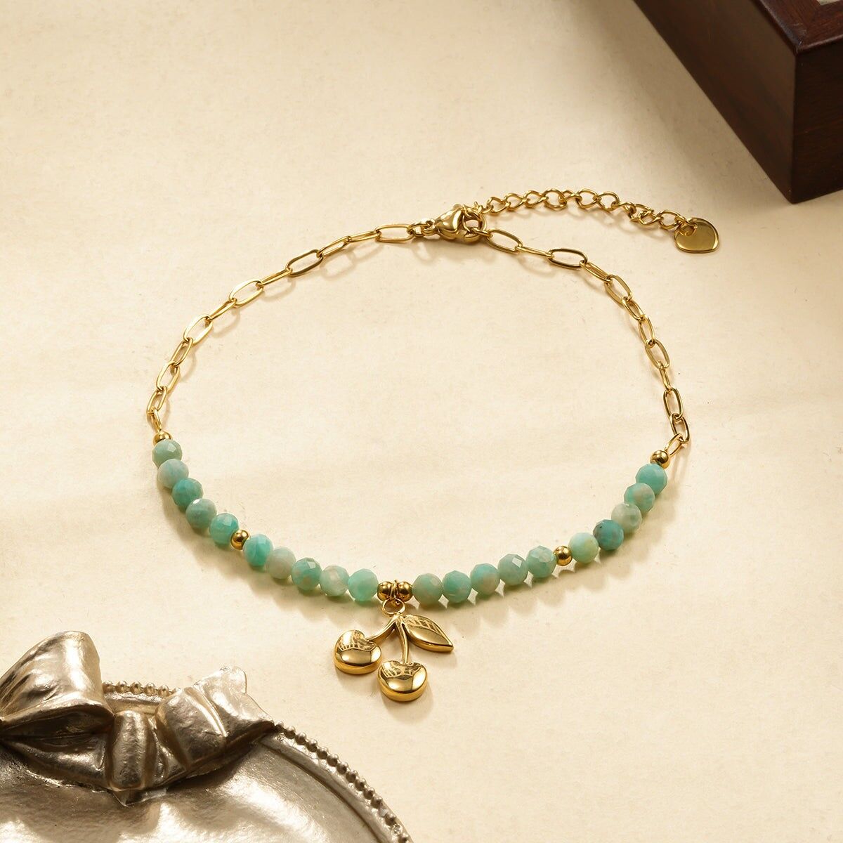 Cavigliera con pietra blu e ciliegia dorata