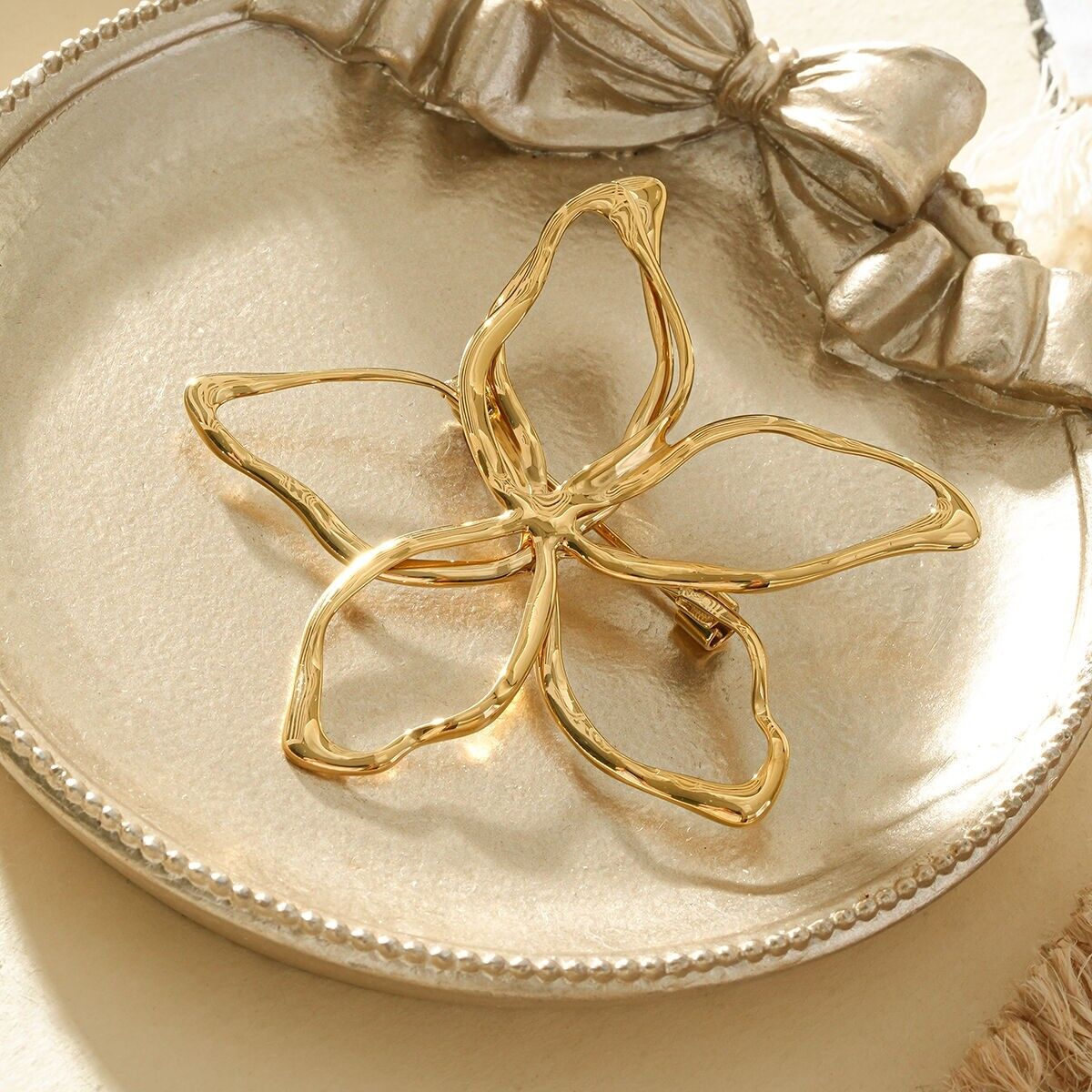 Spilla in oro a forma di fiore pregiato