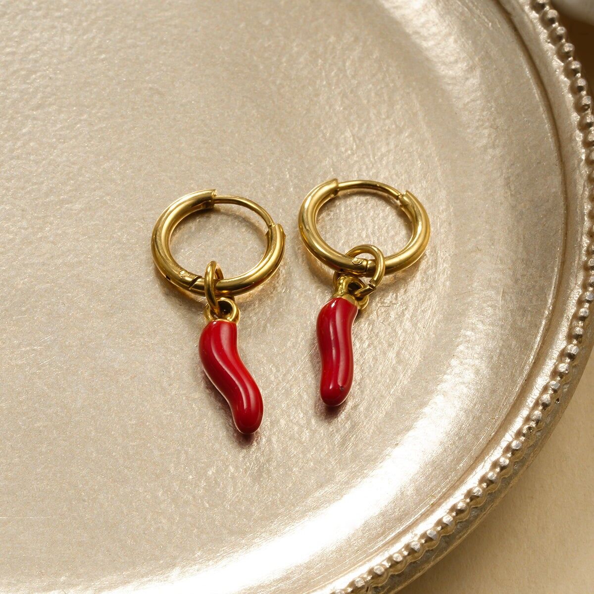 Mini orecchini a cerchio con peperoncino