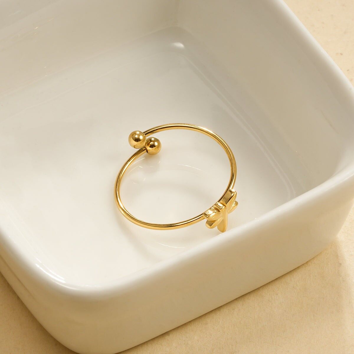 Anello sottile con libellula dorata