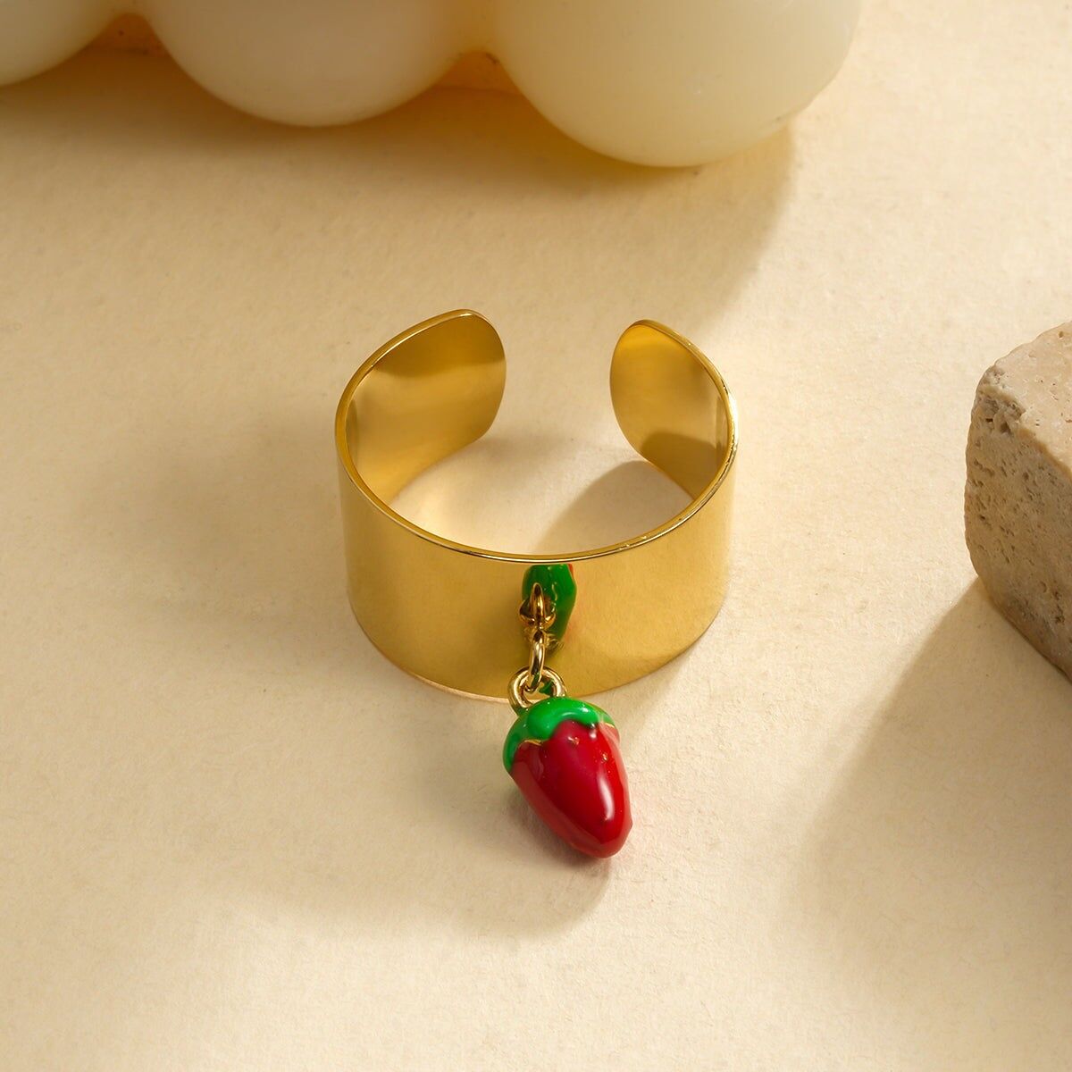 Grande anello dorato con ciondolo a forma di fragola