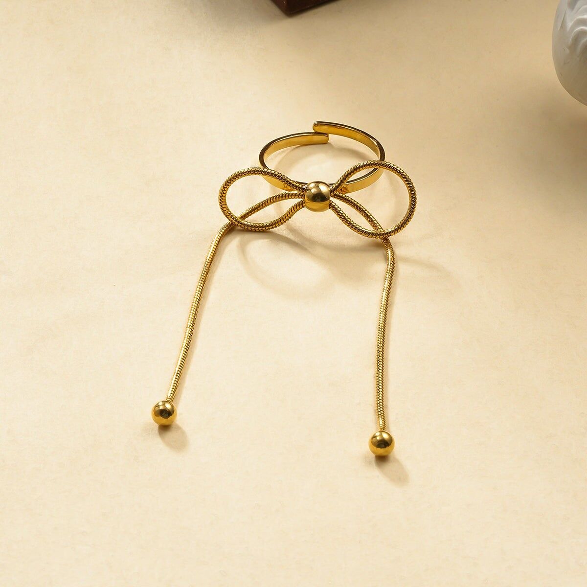 Anello in oro con nodo lungo