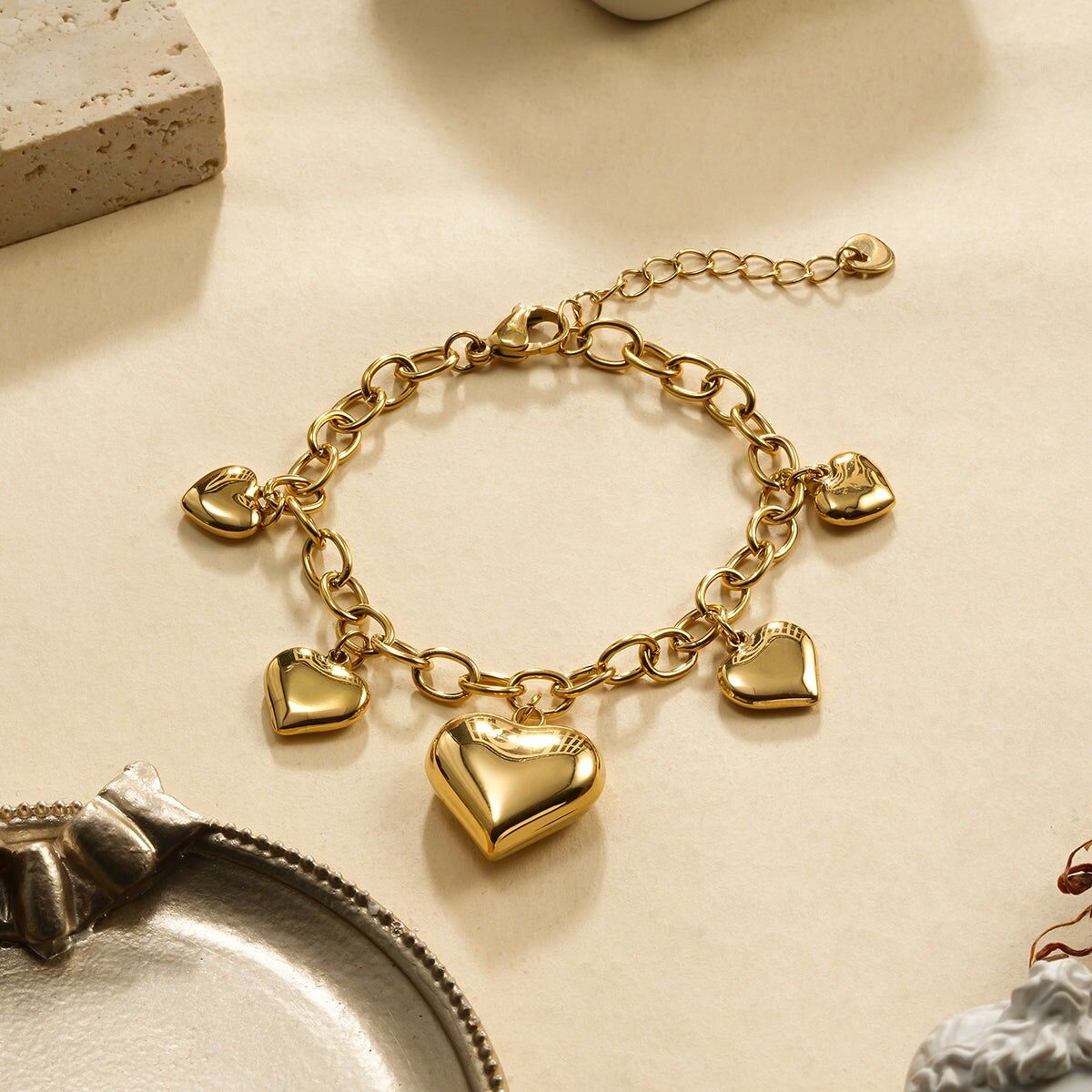 Bracciale in oro con 5 ciondoli a forma di cuore bombato