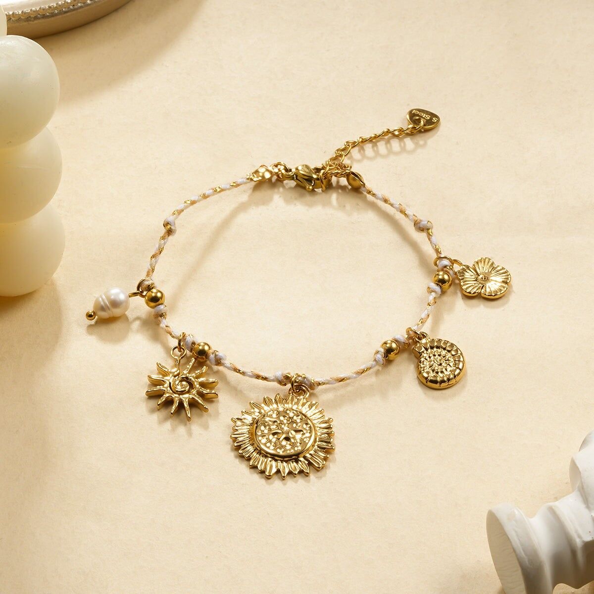 Bracciale in cordino beige con ciondoli a forma di sole