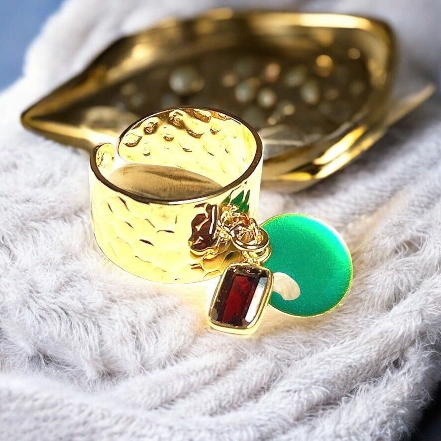 Anello "LOUNA" in oro fino con pietra granato e paillettes smaltate