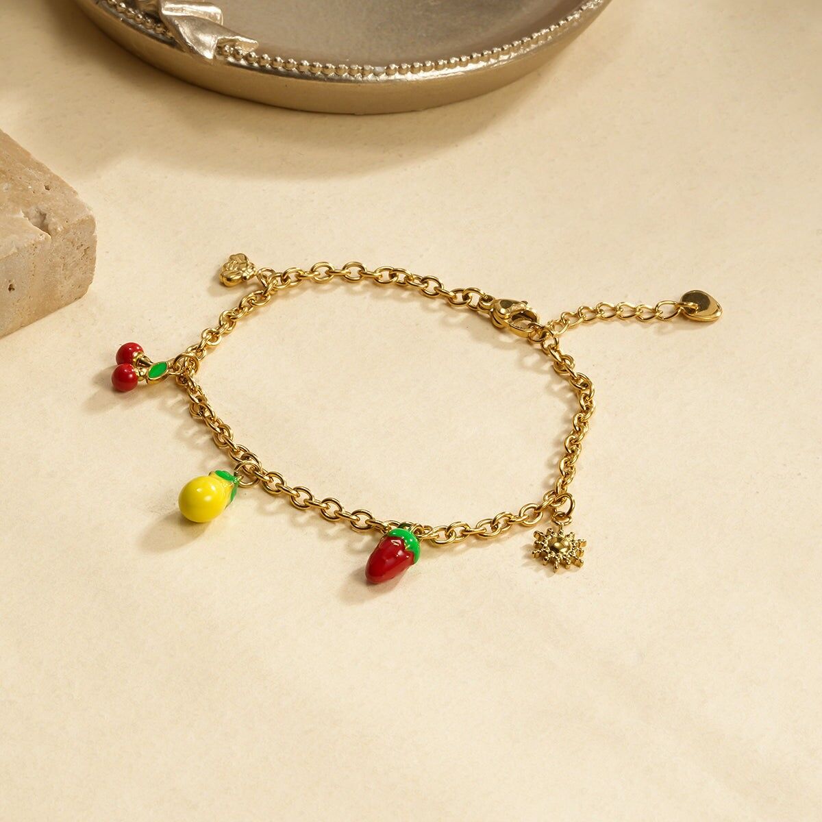 Bracciale a catena in oro con mini ciondoli a forma di frutta