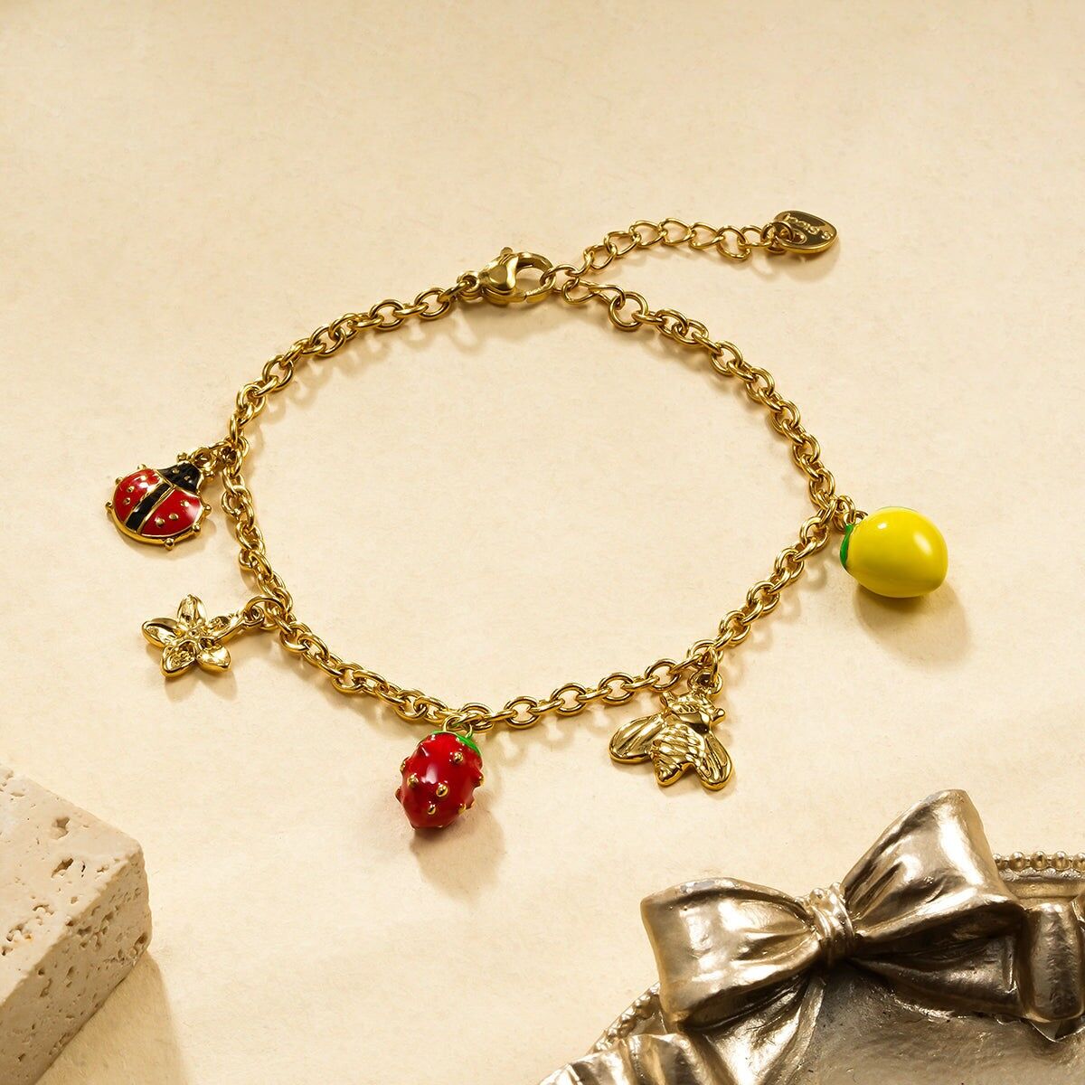 Bracciale a catena in oro con tema frutta e coccinella