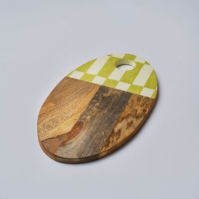 Tabla de cortar de madera a cuadros verdes