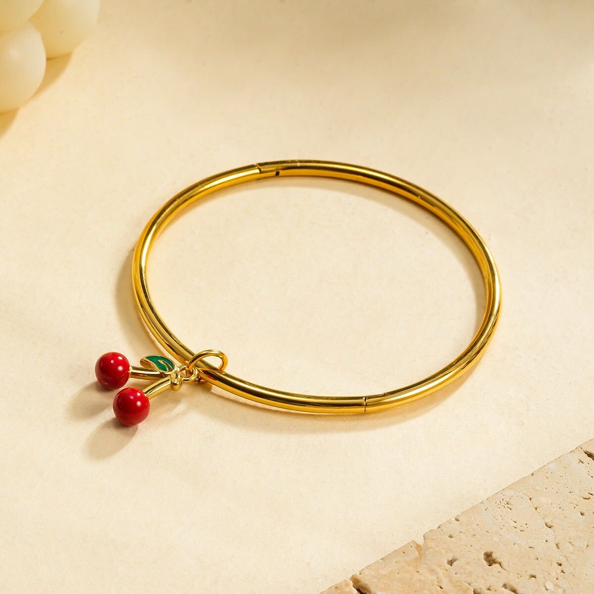 Bracciale rigido apribile con ciondolo ciliegia