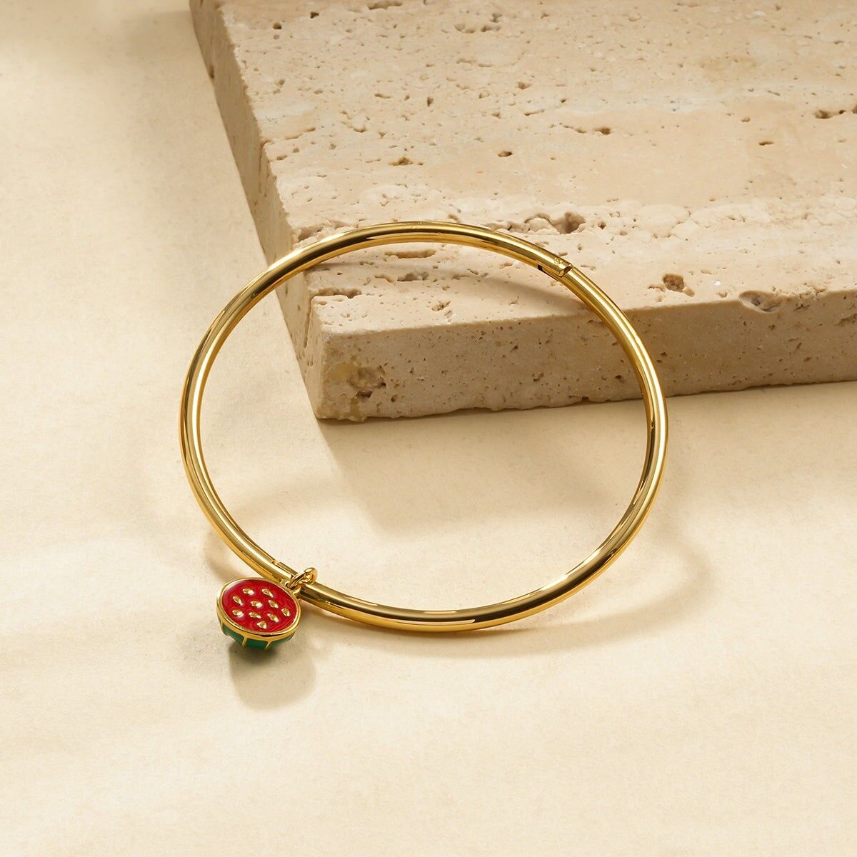 Bracciale rigido apribile con ciondolo a forma di anguria