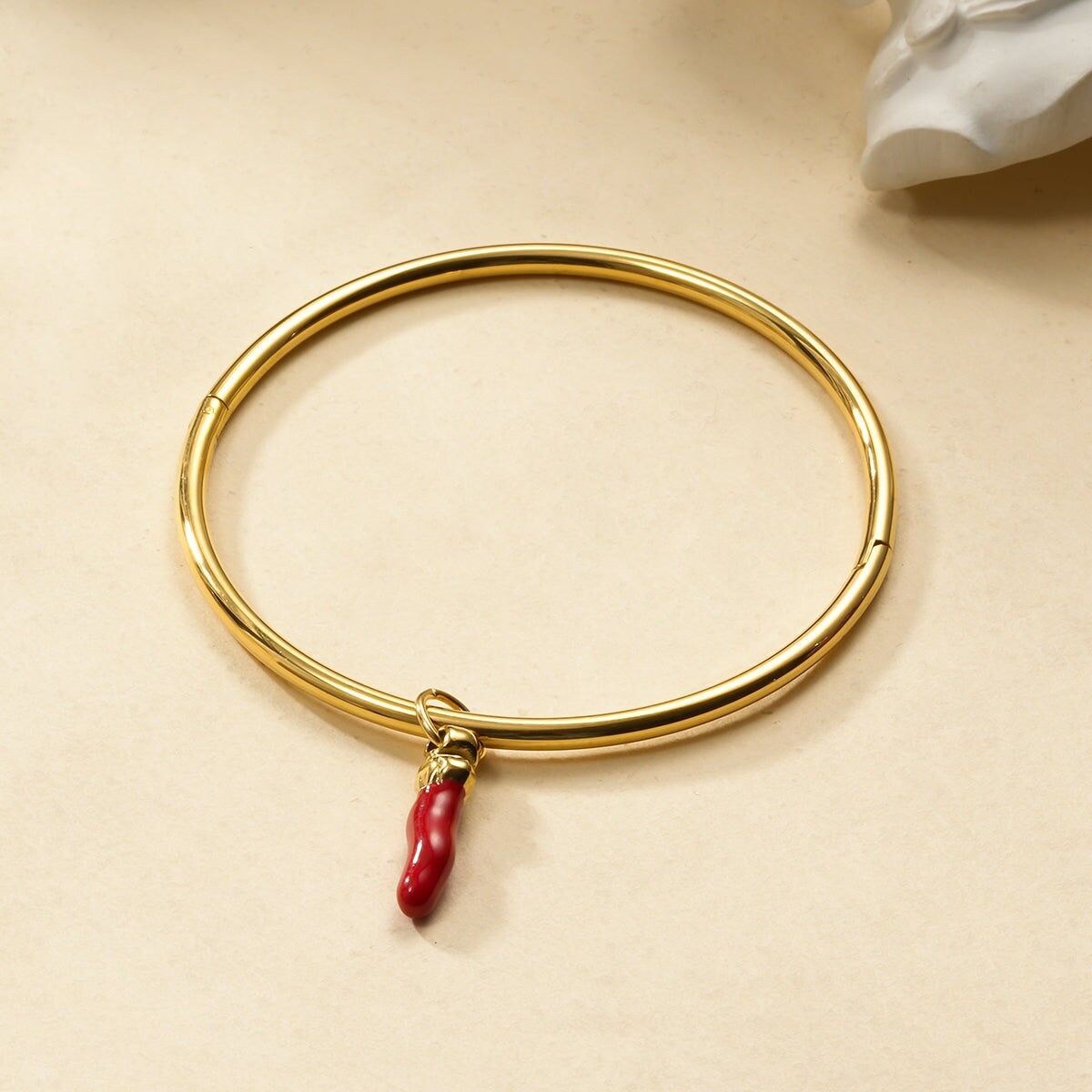 Bracciale rigido apribile con ciondolo peperoncino