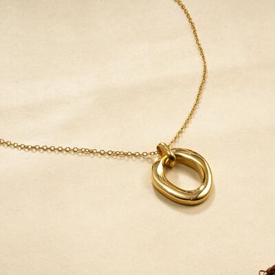 Collana in oro con rilievo ovale