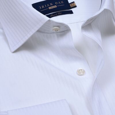 Chemise blanche à rayures texturées et coupe élégante