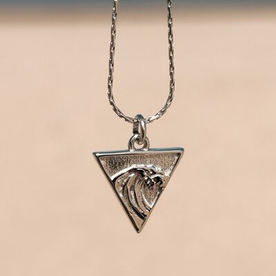 Collar de jinete de olas del océano de plata