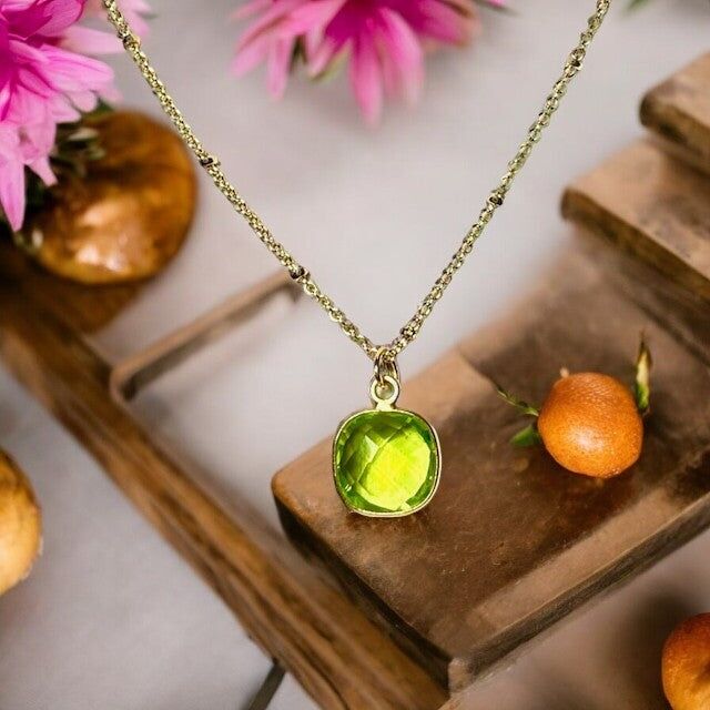 Ciondolo "VALERIA" dorato con pietra Peridoto in oro zecchino