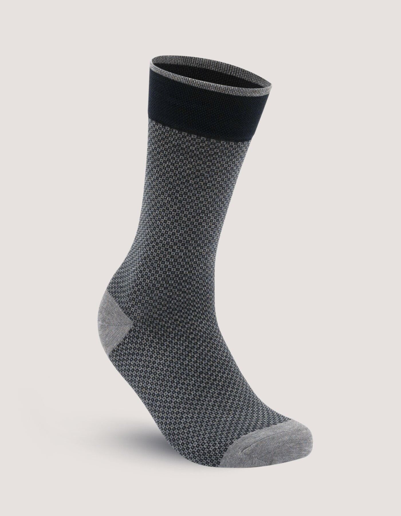Stahlgraue Socken mit geometrischem Muster
