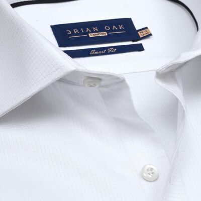 Camicia bianca testurizzata di facile manutenzione