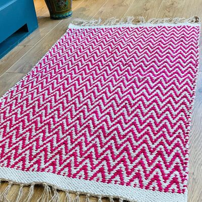 Tapis de chambre doux GRETA motif chevrons rose magenta 70 cm x 115 cm