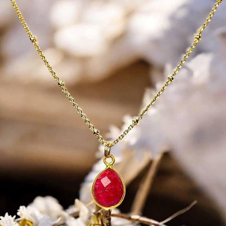 Ciondolo "MICHELE", oro zecchino, pietra rubino grezzo