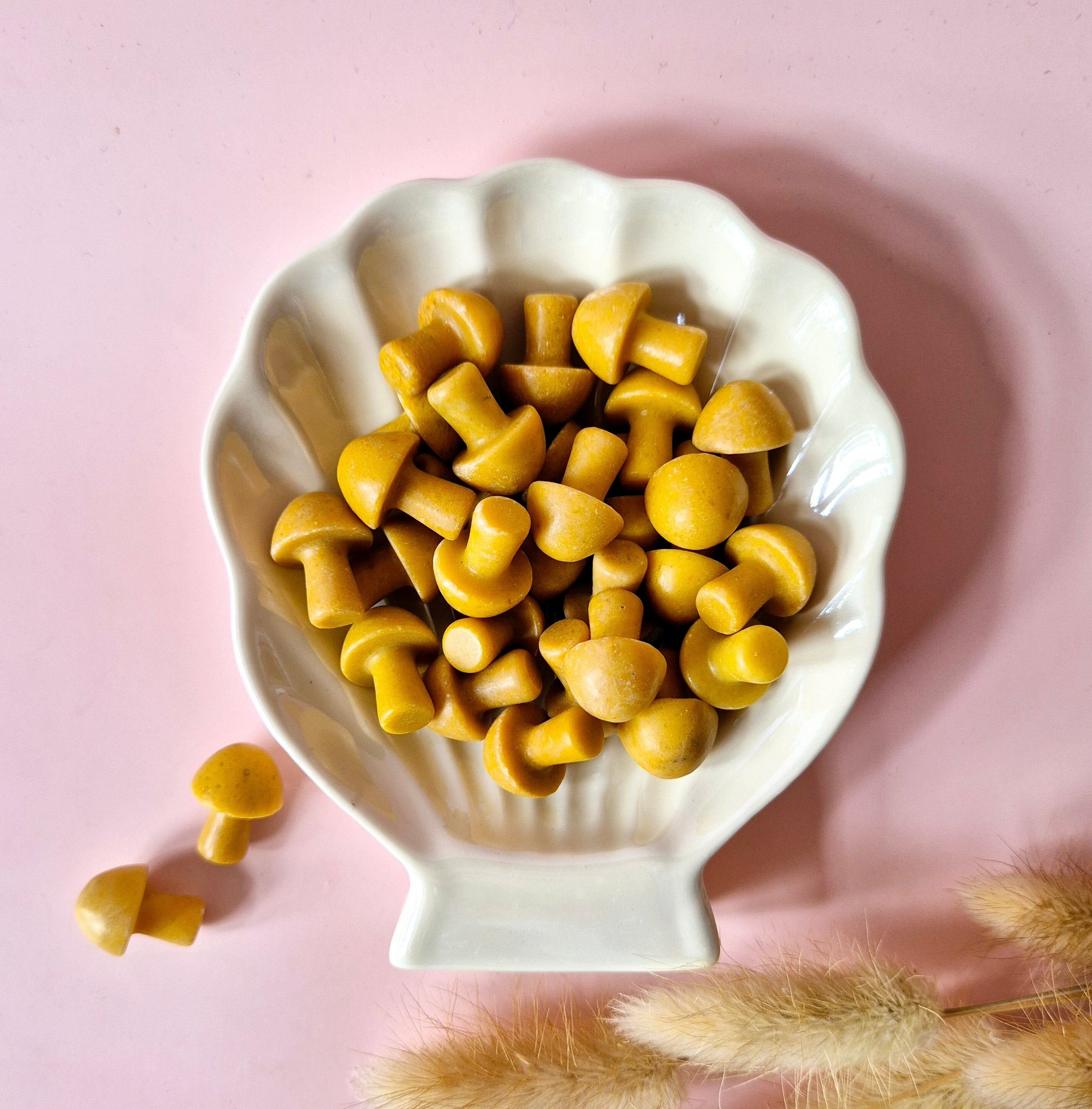 Mini champignon en pierre précieuse – Jade jaune (2 cm)