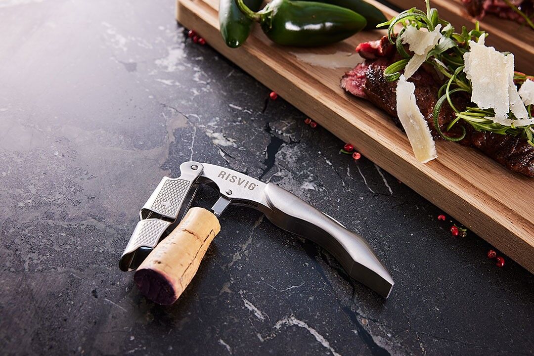 Acutus wine opener