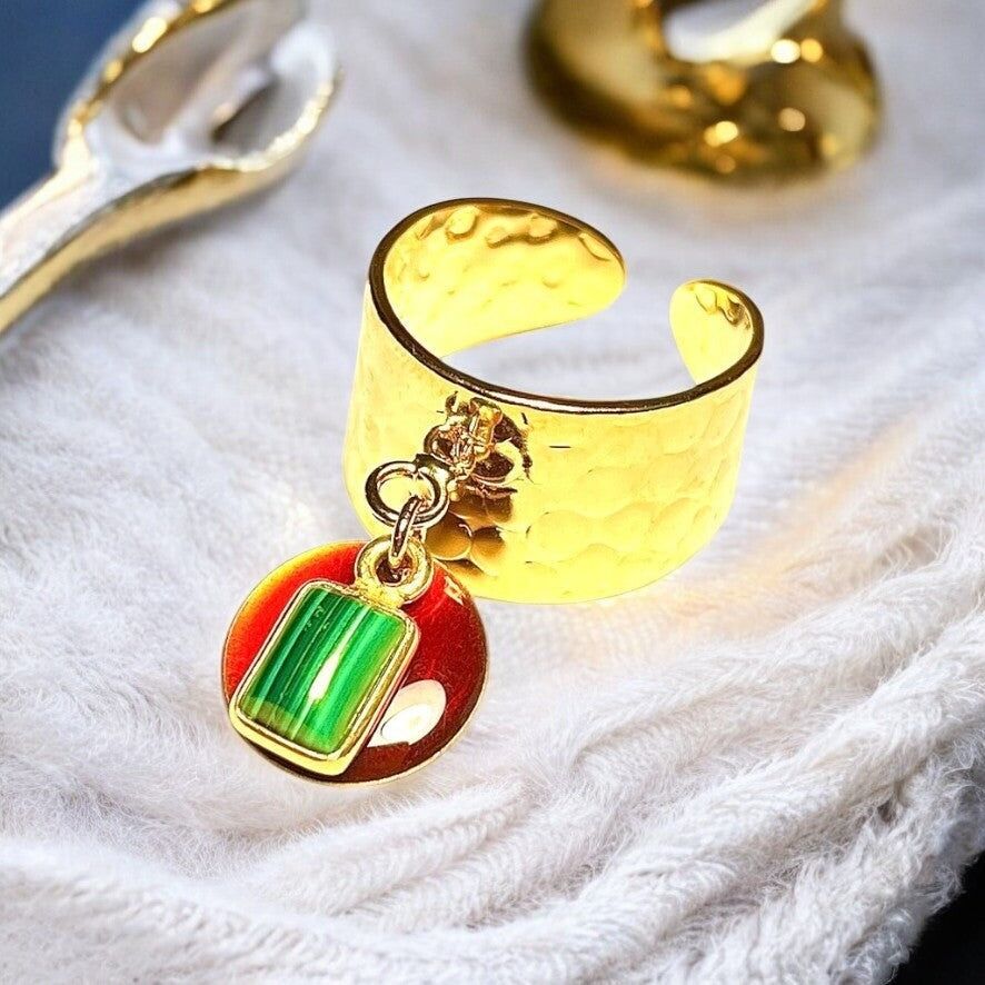 Anello "MANON" in oro zecchino fino con pietra Malachite e paillettes smaltate