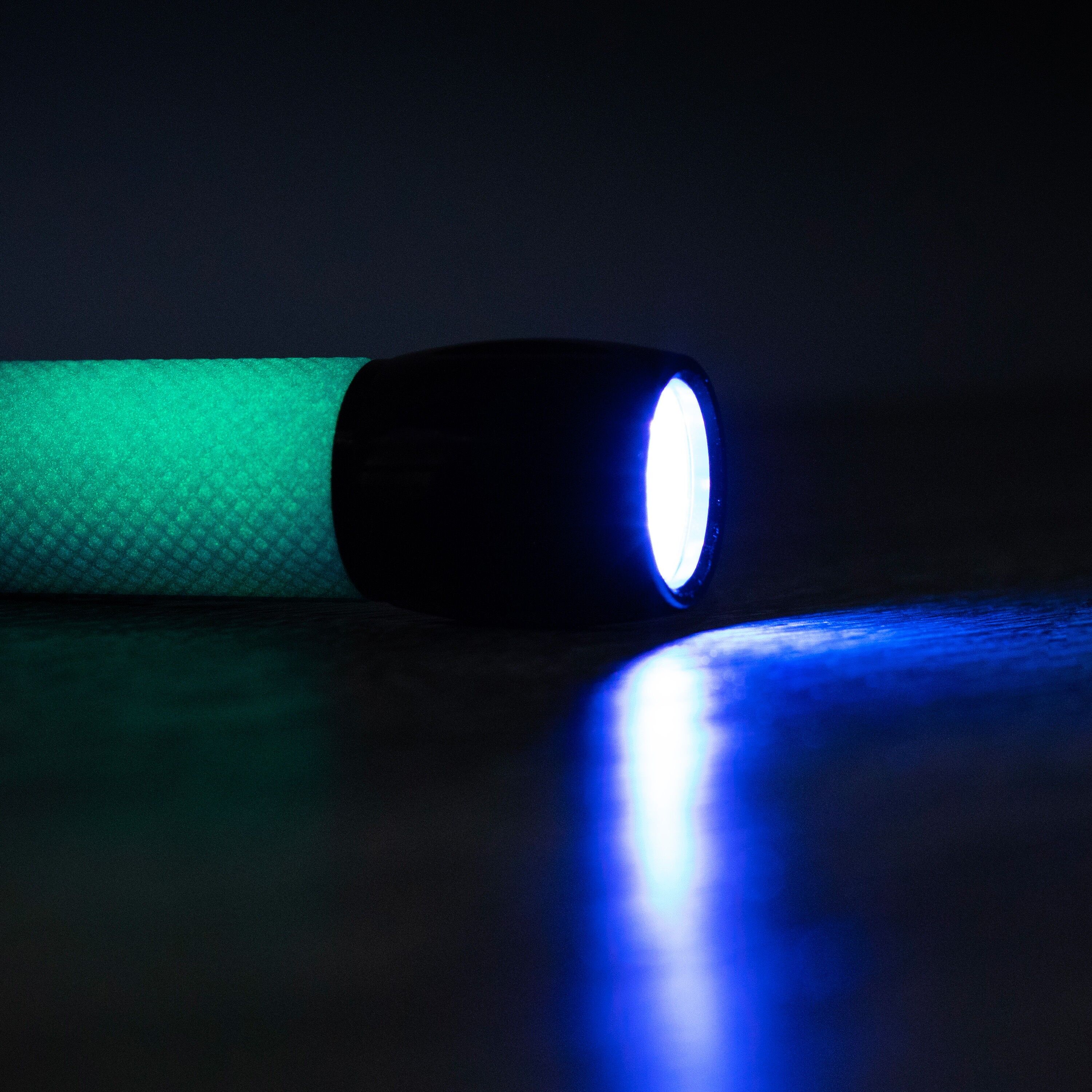 Helle UV-LED-Taschenlampe mit im Dunkeln leuchtendem Gummigriff
