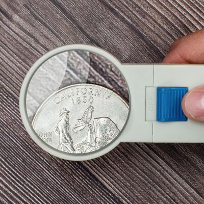 Loupe portative à LED 5x, idéale pour les petites étiquettes