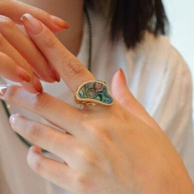 Anillo llamativo de concha de abulón con diseño de olas del océano