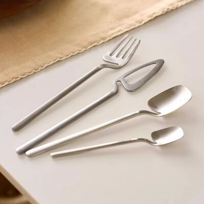 Posate minimaliste in acciaio inossidabile con design sospeso