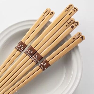 Palillos de madera con diseño familiar